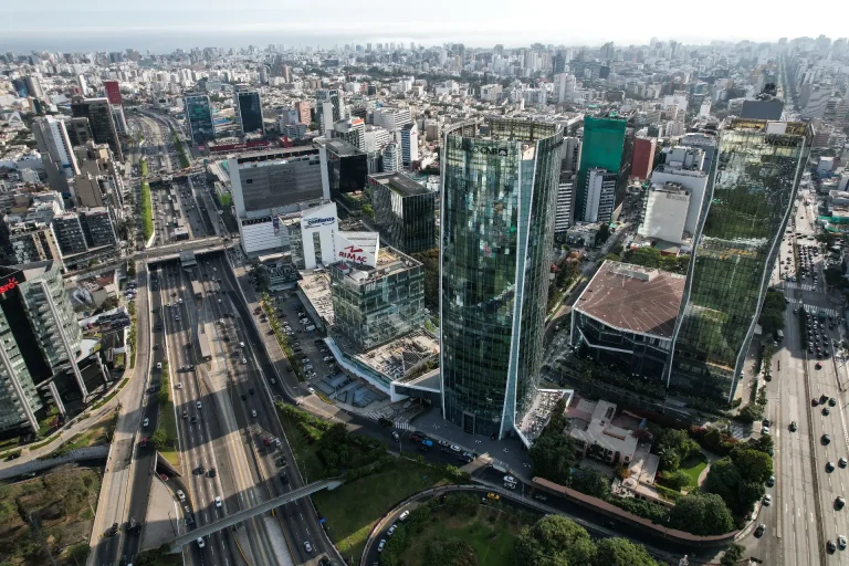 MEF sube de 3.2% a 3.4% la proyección de crecimiento de economía peruana para 2026 y 2027
