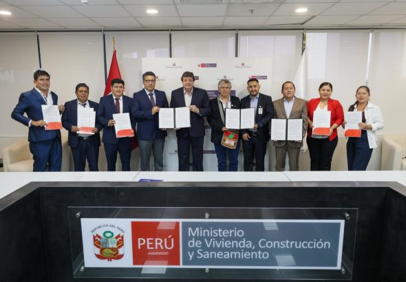 Ministerio de Vivienda suscribe convenios con nueve municipalidades para impulsar obras en agua y saneamiento rural