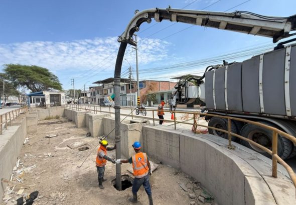 Piura Ministerio de Vivienda refuerza prevención ante Fenómeno El Niño con la limpieza de la cámara de bombeo del SARE El Chical