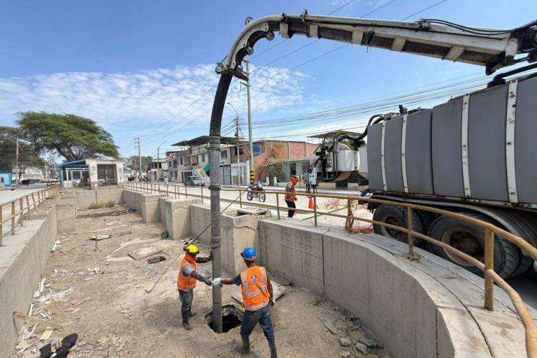 Piura Ministerio de Vivienda refuerza prevención ante Fenómeno El Niño con la limpieza de la cámara de bombeo del SARE El Chical