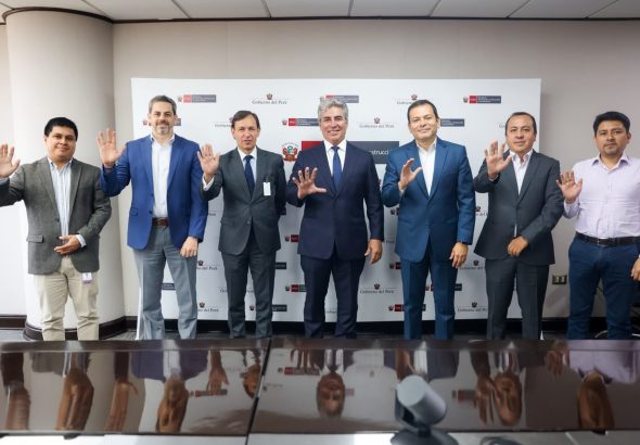 El titular del sector se reunió con especialista en derecho urbanístico e inmobiliario, quien dio a conocer el modelo que integra viviendas, servicios básicos y equipamiento urbano.