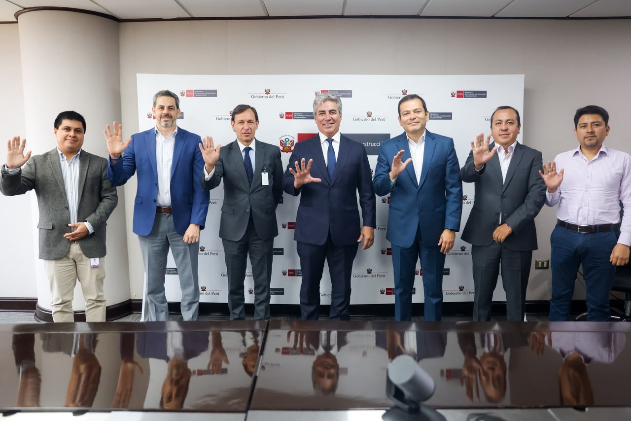 El titular del sector se reunió con especialista en derecho urbanístico e inmobiliario, quien dio a conocer el modelo que integra viviendas, servicios básicos y equipamiento urbano.