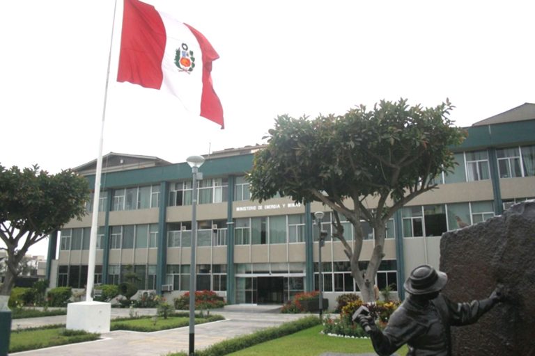 Gobierno declara en proceso de reorganización al Ministerio de Energía y Minas