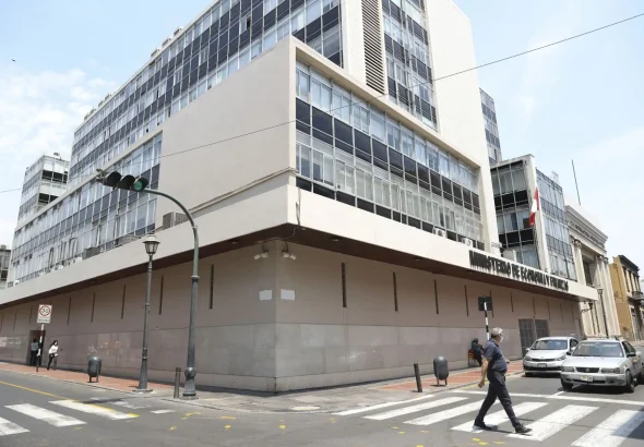 MEF saluda crédito suplementario de 8228 millones de soles para obras y servicios