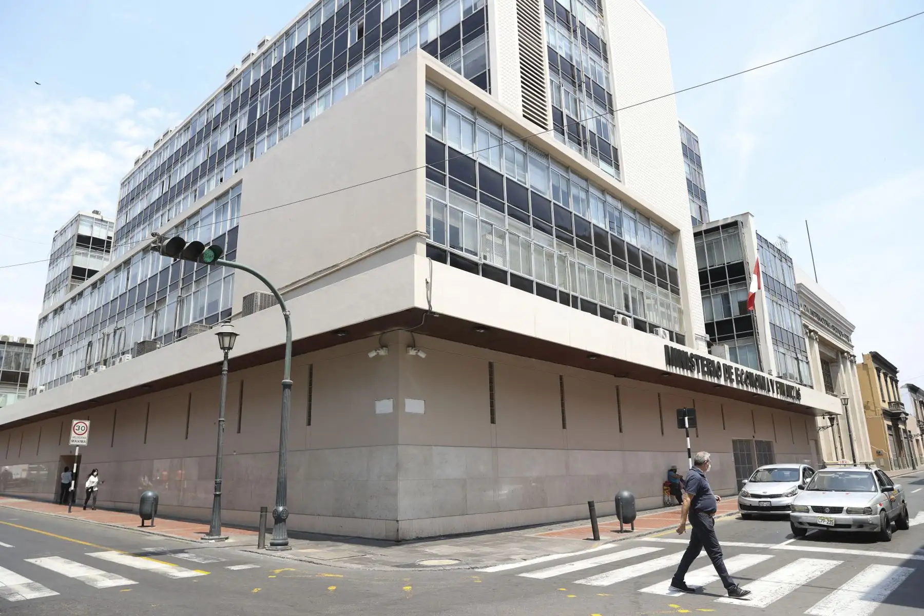 MEF saluda crédito suplementario de 8228 millones de soles para obras y servicios